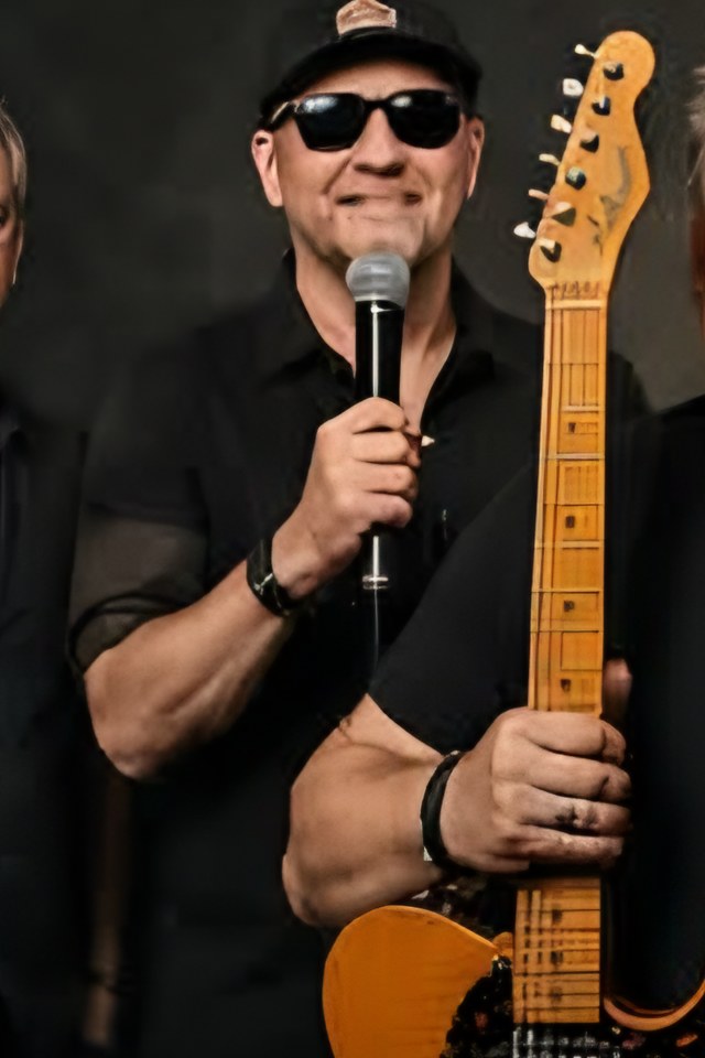 John ved mikrofonen